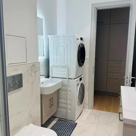 Modern Flat In Apartment *