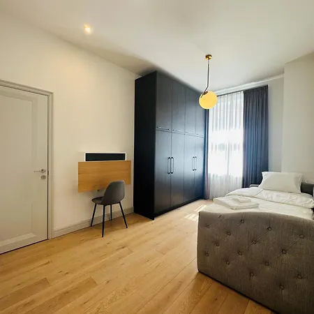 Modern Flat In Apartment *